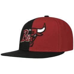 Split Crown Bulls Cap By Mitchell & Ness -Modehutgeschäft Split Crown Bulls Cap by Mitchell Ness schwarz rot.64473 rf178